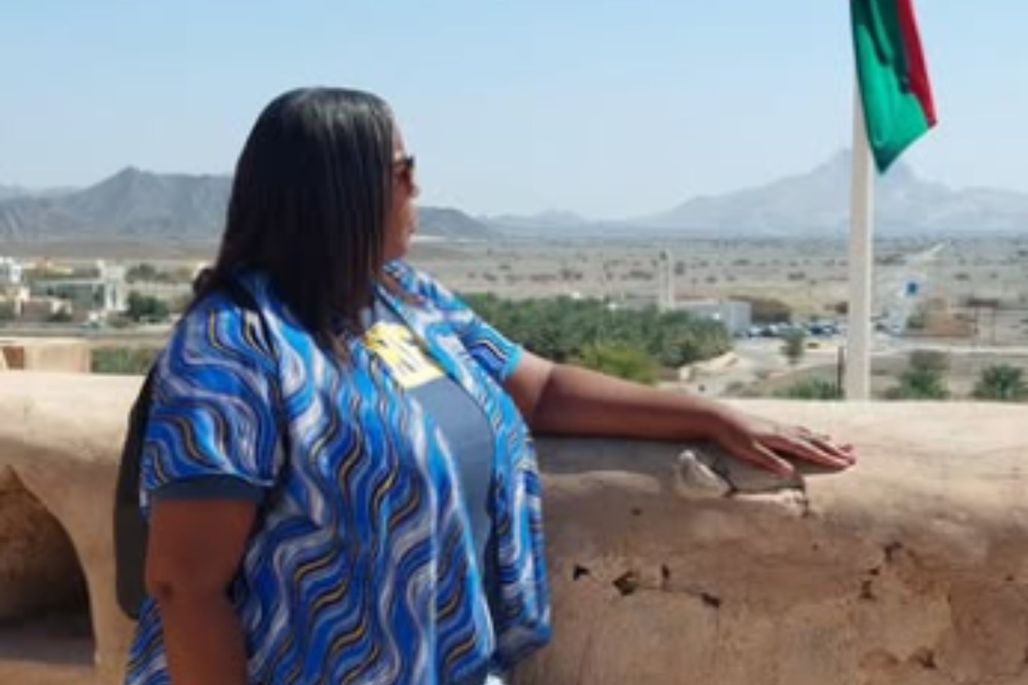 Nicole contempla el paisaje de Omán, lejos de su tierra natal pero feliz