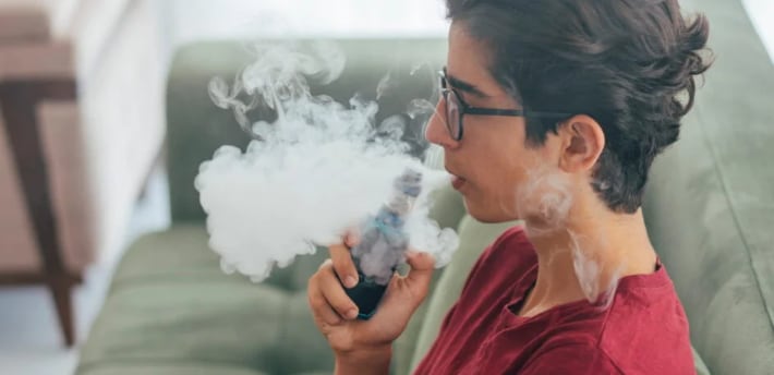 Ni cigarrillos ni vapeadores: crece el consumo de una nueva modalidad de tabaco sin humo y advierten sobre sus riesgos