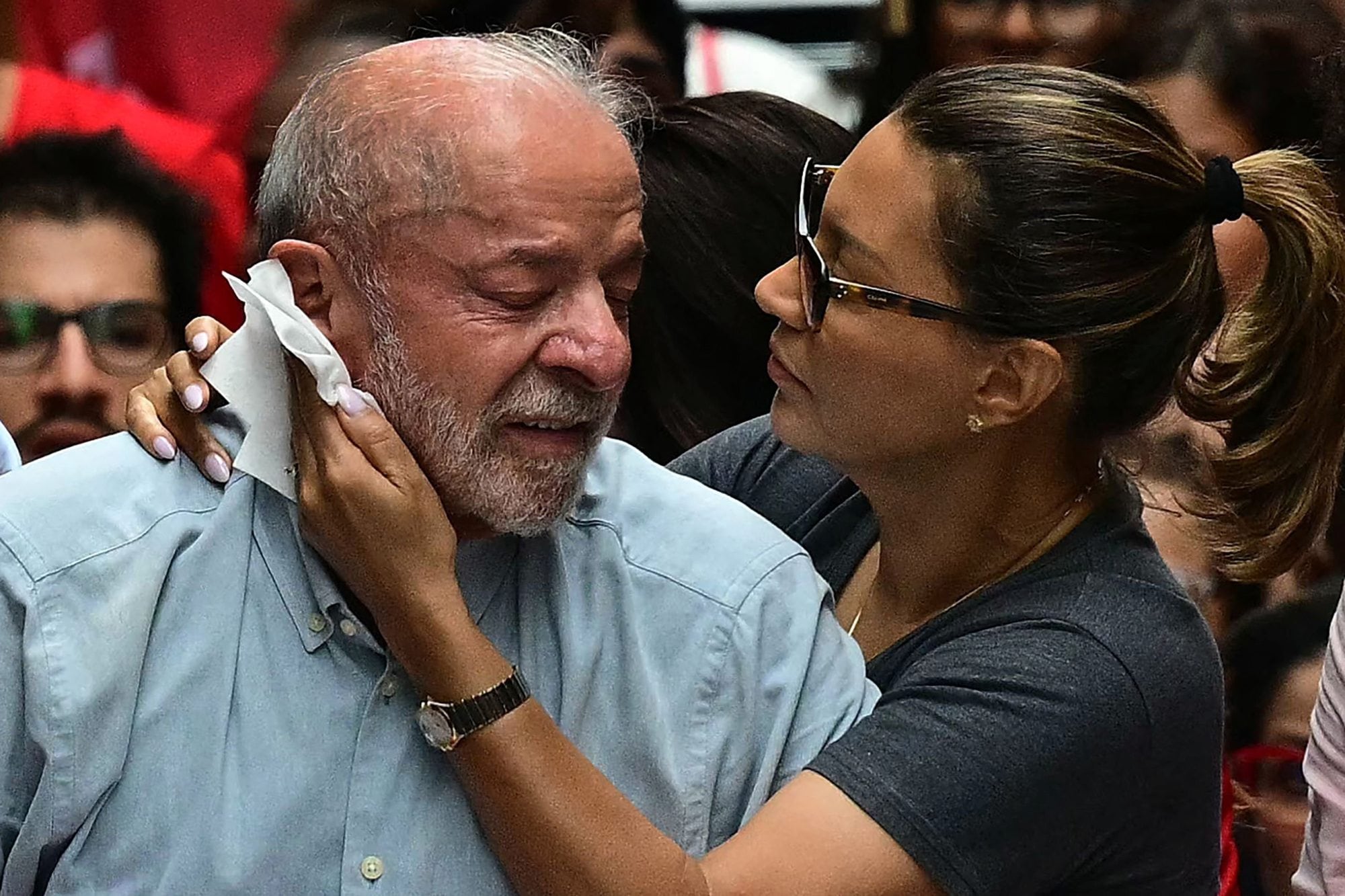 La primera dama de Brasil, Rosangela Janja da Silva (segunda por la derecha), seca la cabeza del presidente y candidato presidencial de Brasil, Luiz Inácio Lula da Silva