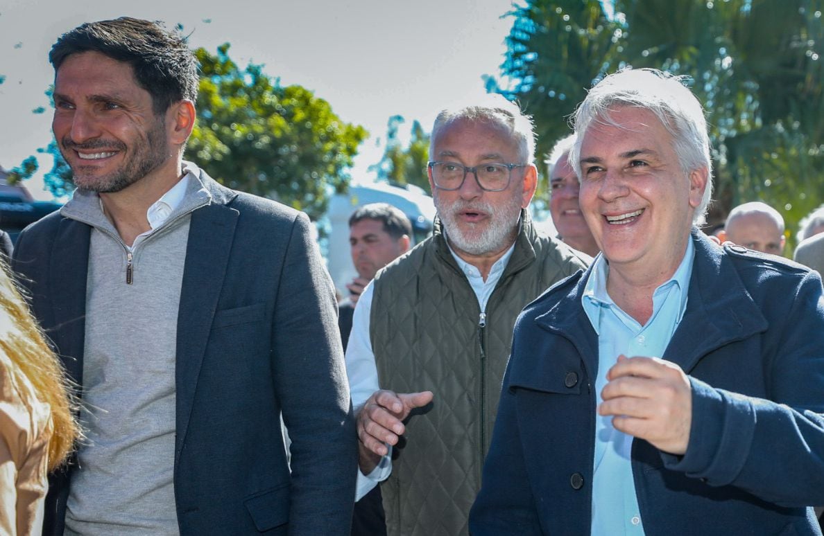 Pullaro y Llaryora en la recorrida por la muestra lechera