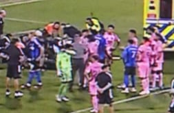 Un compañero de Messi debió salir en ambulancia de la cancha por una dura infracción