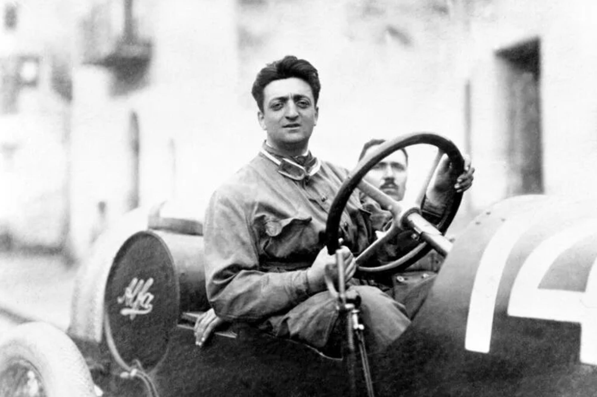 Enzo Ferrari junto al mecánico Michele Conti en su Alfa Romeo durante el 11vo premio de Sicilia en octubre de 1920. (Getty Images)