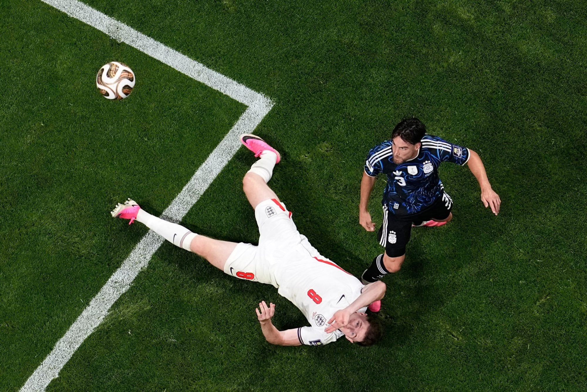 Nicolás Tagliafico, superando al inglés Elliot Anderson: el lateral izquierdo jugó un partido muy serio