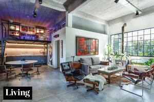 Su hermano arquitecto lo ayudó a reformar una vieja carpintería para que pudiera vivir junto con su colección de arte