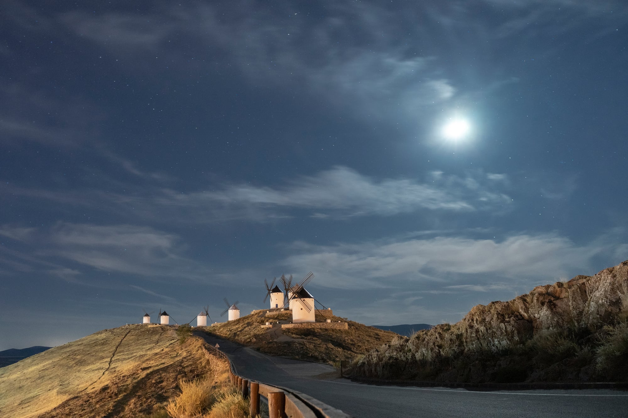 Molinos de viento de Consuegra bajo la luz de la luna, La Mancha, España
