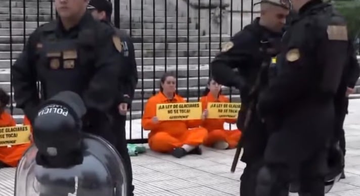 Activistas de Greenpeace frente al Congreso