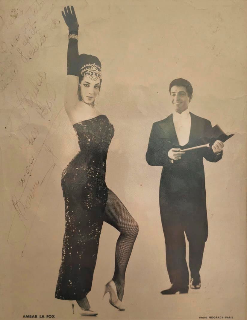 Los padres de Reina,
dos grandes leyendas: la vedette,
actriz, bailarina, acróbata y
cantante Ámbar La Fox y el bailarín,
coreógrafo, escritor y acróbata
Alejandro Maurín. “Como pareja
de show, se fueron muy jóvenes a
Europa: ella tenía 17 y él, 25. Yo fui
concebida en París y nací en Viena.
Puede sonar glamoroso, pero no fue
fácil: en Europa, se rigen por la ley
de sangre; en cambio, en nuestro
país, rige la ley de territorio. Hasta
los 18 años, mi pasaporte era uno
celeste, de apátrida”, cuenta