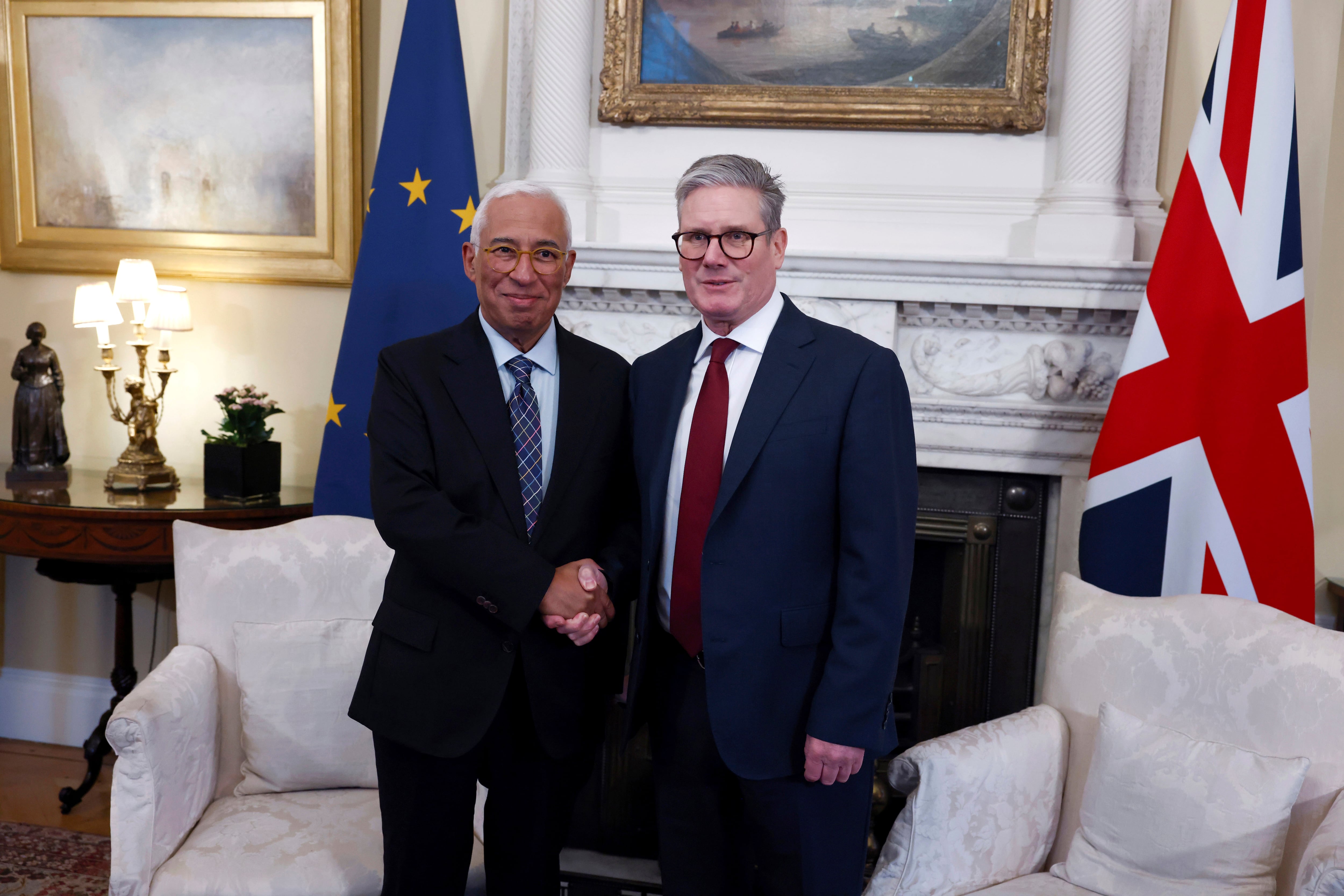 El primer ministro británico Keir Starmer (derecha) con el presidente del Consejo Europeo Antonio Costa, en Londres el 12 de diciembre del 2024