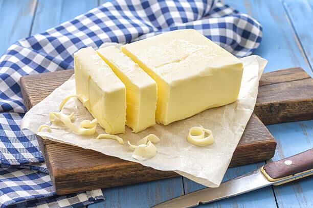 La manteca es un producto que se fabrica con leche o crema, por lo que la grasa saturada es más concentrada