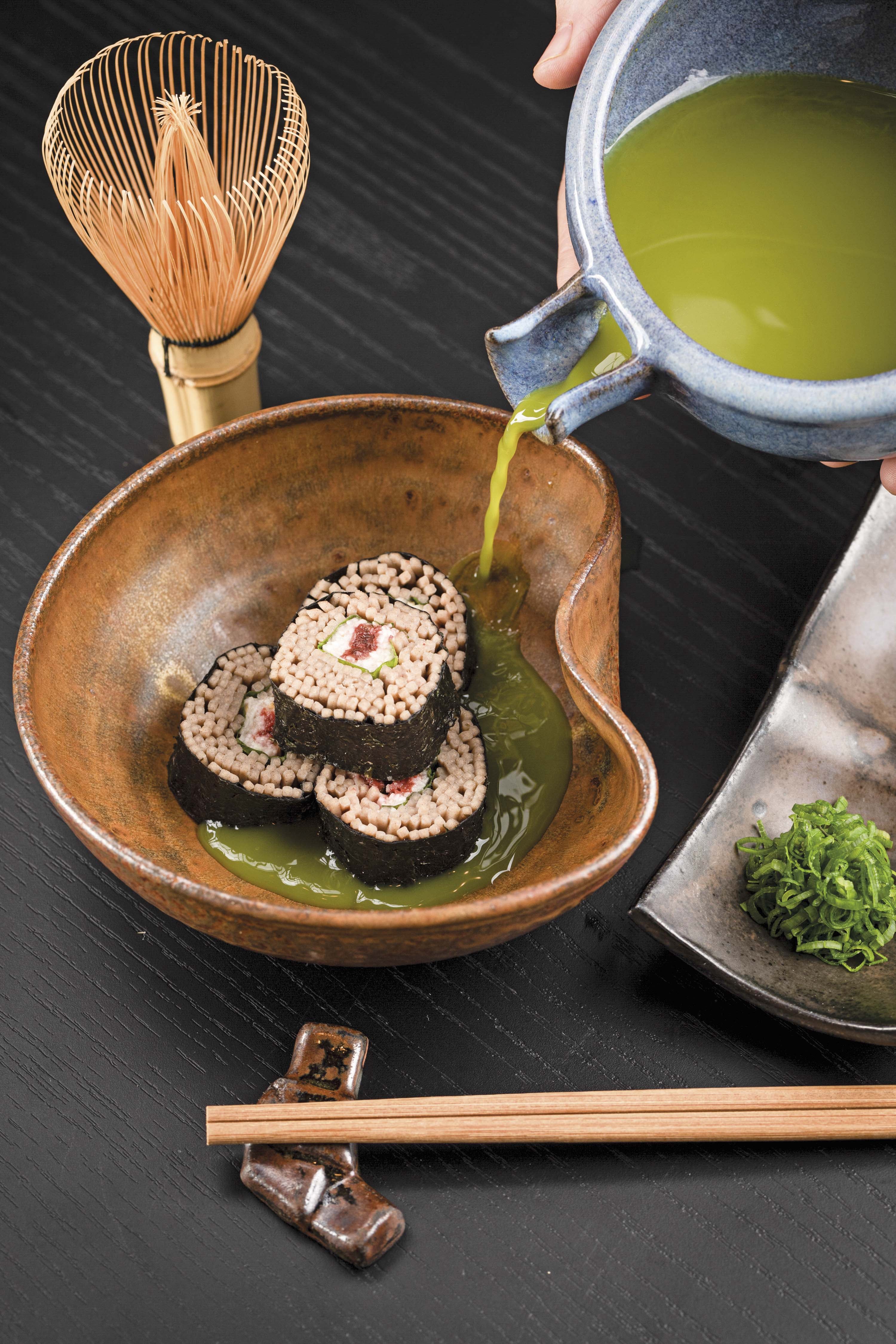 Sobamaki: rollitos de fideos de trigo sarraceno, cará, umê, shisô y alga nori en caldo con matcha