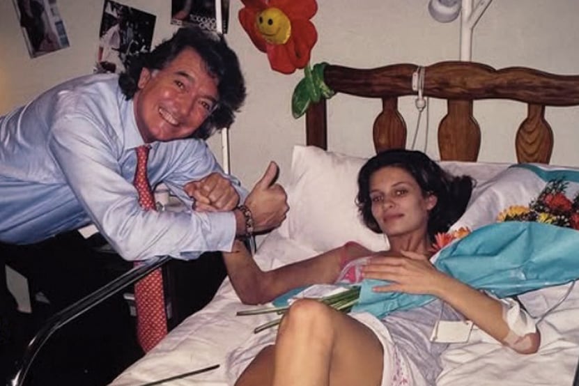 La modelo, en una foto tomada después de que
saliera del coma farmacológico en el que estuvo luego del violento accidente automovilístico de 2007. A su lado, Pancho Dotto, de la agencia Dotto Models, que fue uno de los pilares en su recuperación: “Fue como un padre para mí”, dice ella hoy