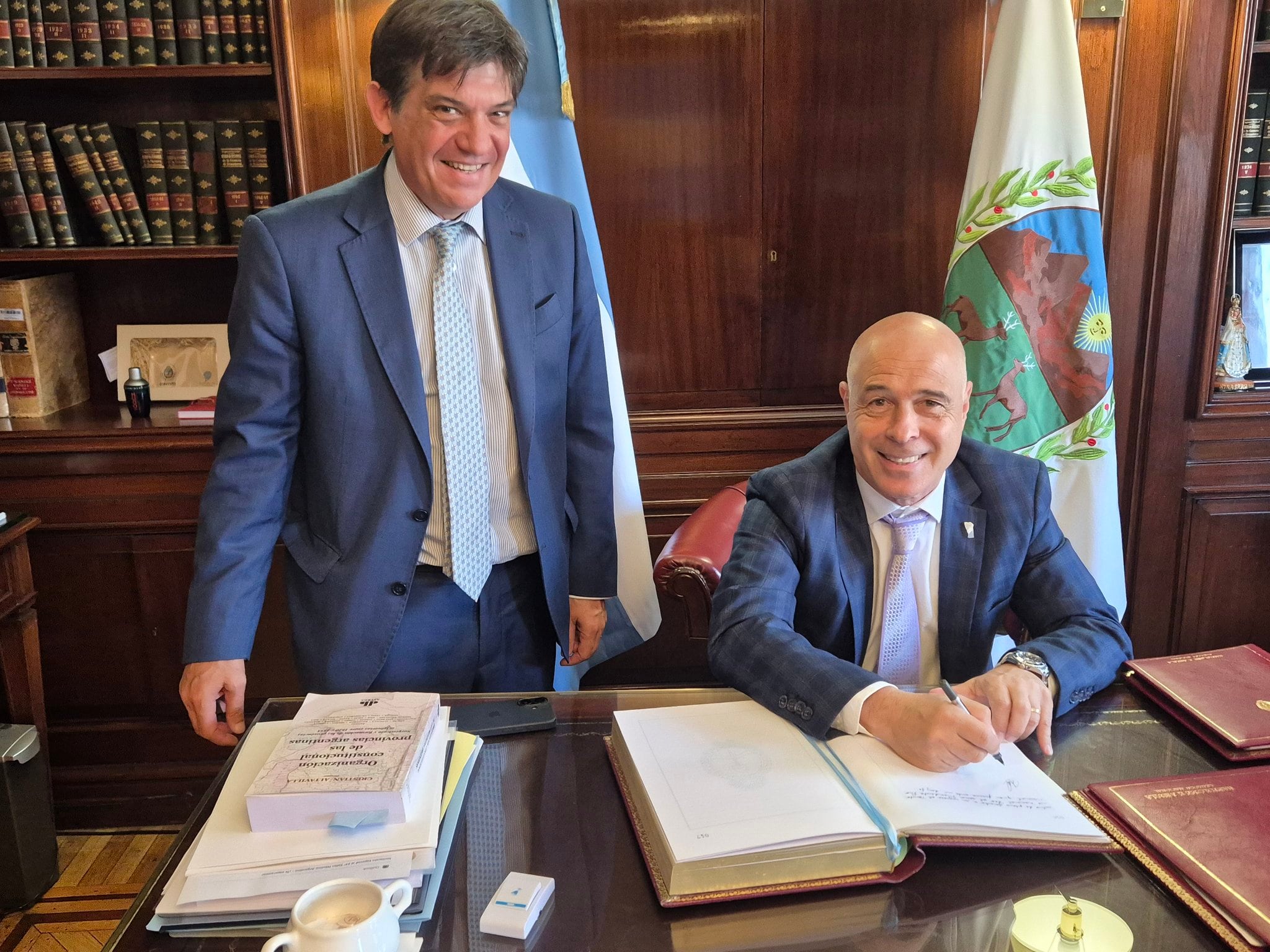 Bartolomé Abdala asume como Presidente, junto al escribano general de la Presidencia, Rodríguez.