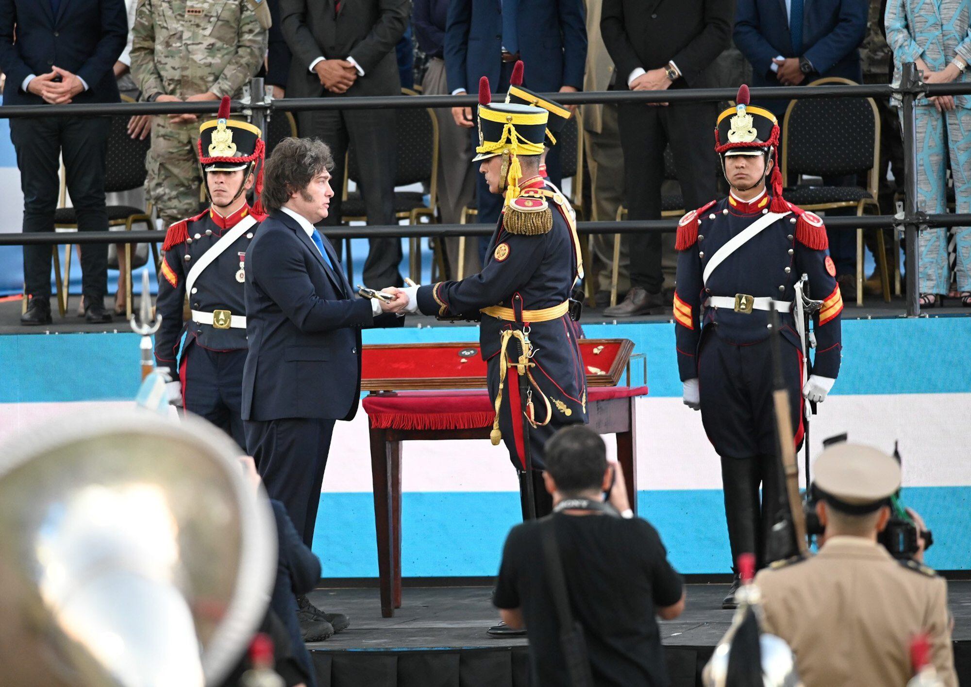 El presidente Javier Milei participa del traspaso del sable de general San Martín al regimiento de granaderos ,durante el acto de conmemoración de la batalla de San Lorenzo, en esa misma ciudad.