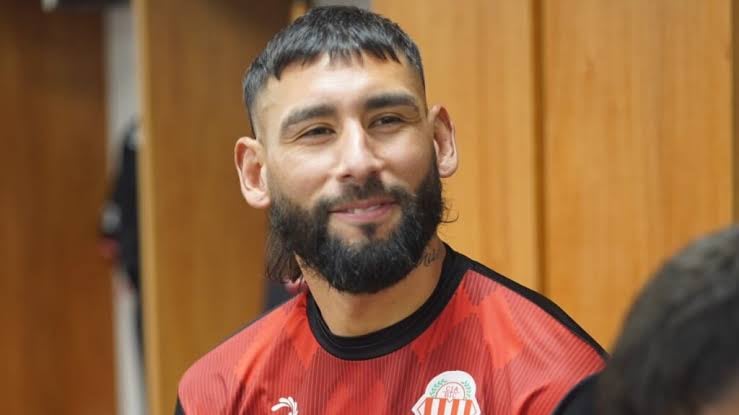 El entrenador de Barracas sacó a un jugador que debió ser expulsado en tres ocasiones y Gimnasia le protestó a Lamolina