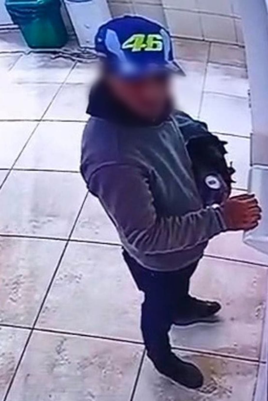 El sospechoso en la recepción del hotel donde fue detenido