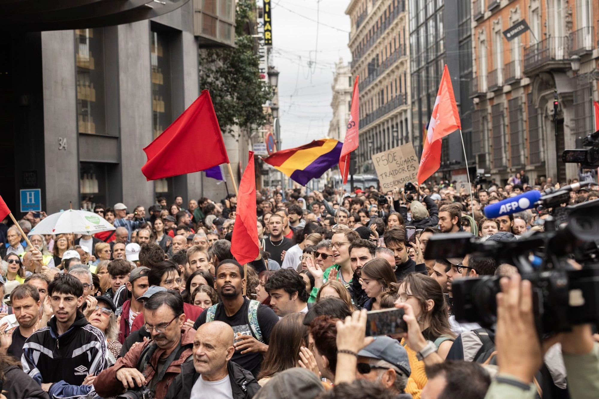 Inquilinos y activistas por el derecho a la vivienda se concentran frente al Congreso de los Diputados en Madrid durante una manifestación convocada por el Sindicato de Inquilinos de Madrid