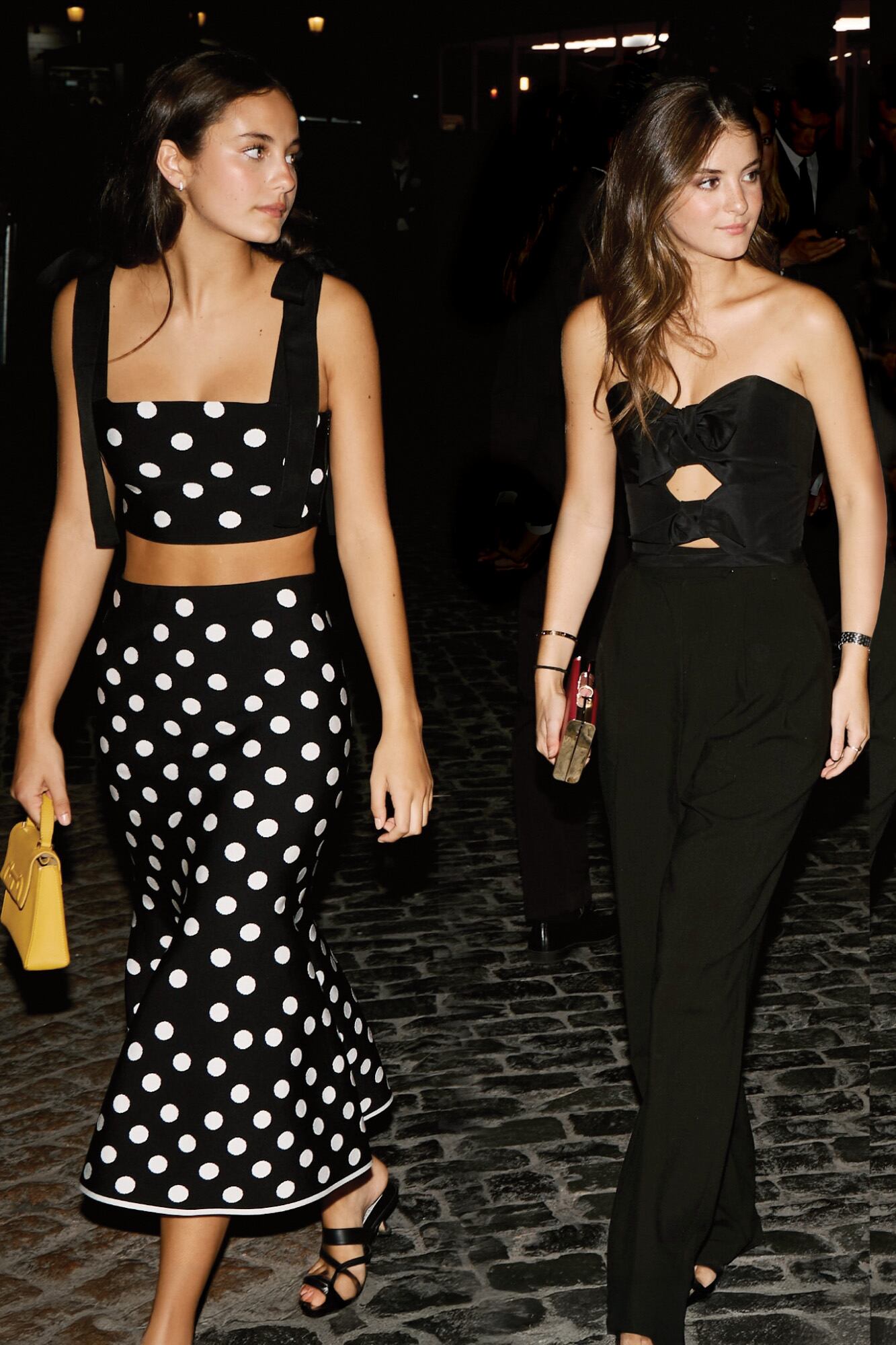 Atalanta (de lunares) y Olimpia Báez Herrera, dos de las nietas de la diseñadora, dijeron presente