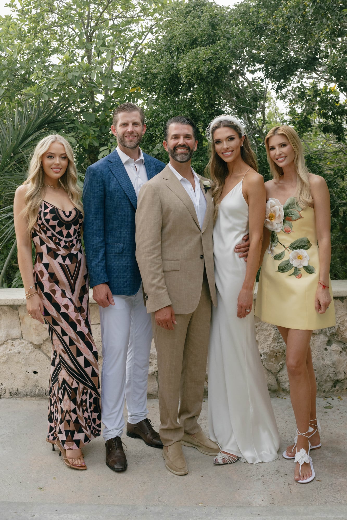 Don y Bettina, rodeados por Tiffany, Eric e Ivanka Trump, los tres hermanos
del novio. Barron, el hermano menor de Don, no pudo ir a la fiesta