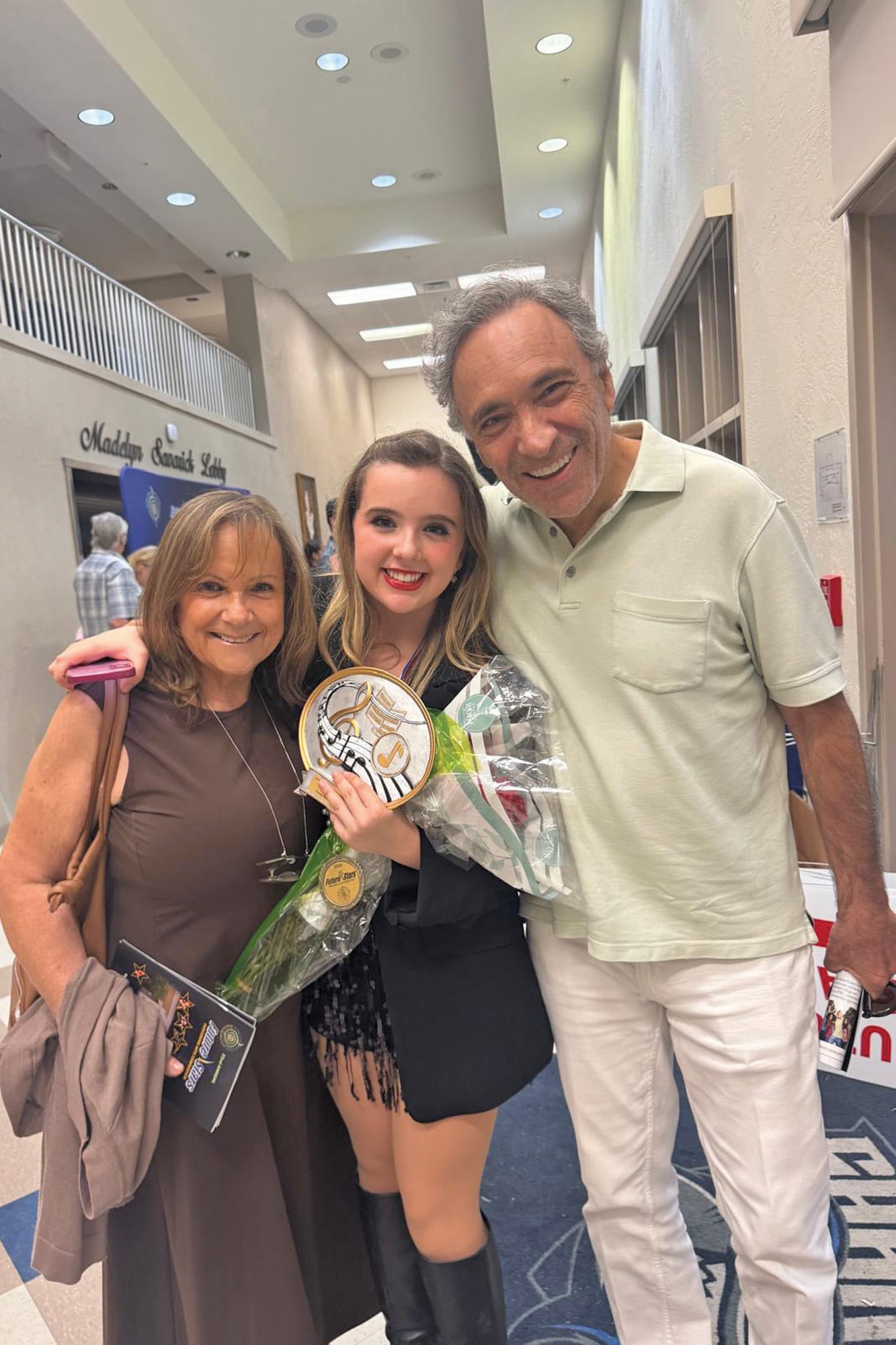 A principios de año ganó el concurso de talentos Future Stars, en Florida, donde vive. En la imagen la felicitan sus abuelos, Omar e Isabel Romay, a los que adora y admira