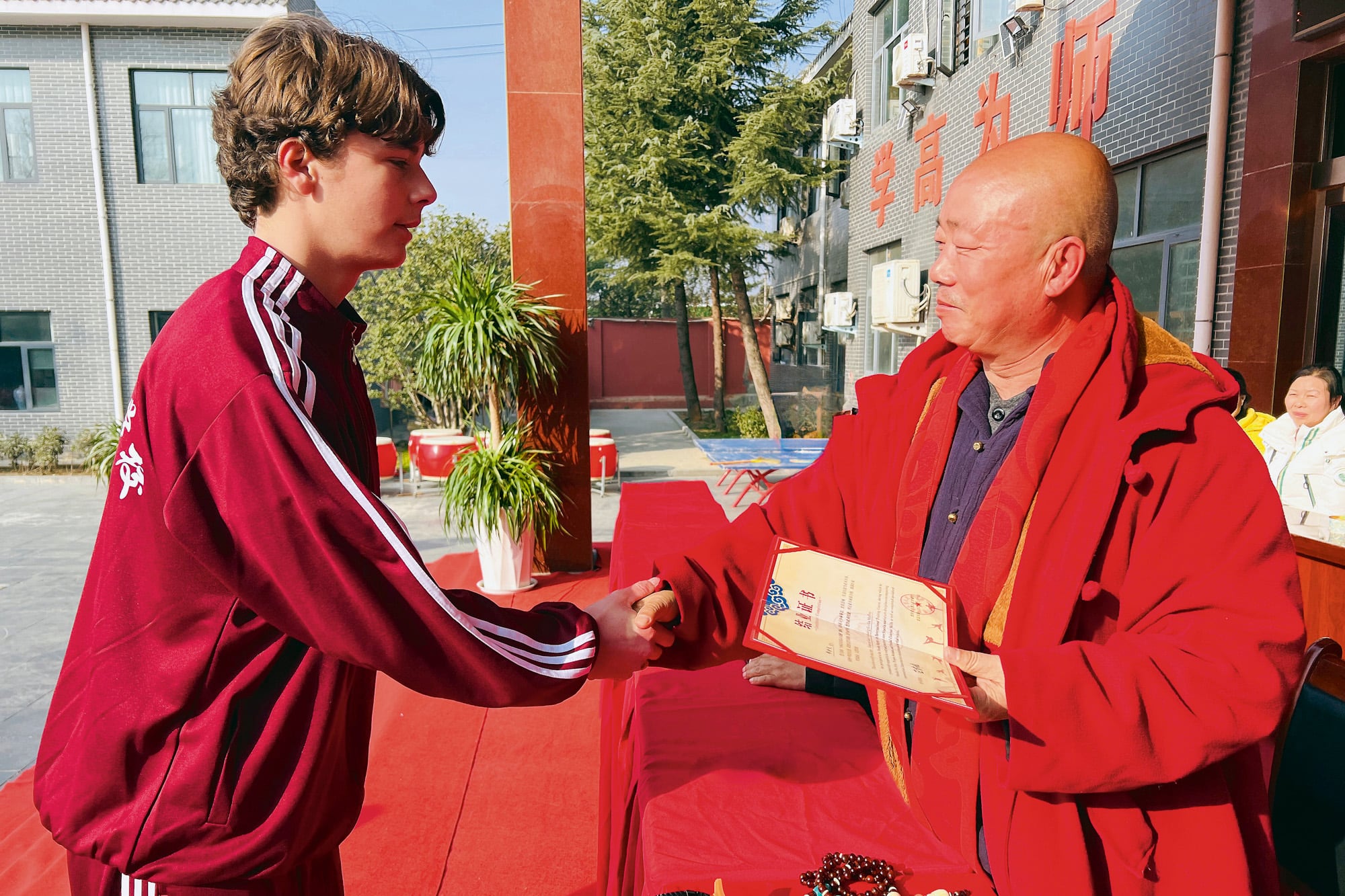 Luego de pasar el examen, el nieto del último zar de Bulgaria recibió su diploma de la mano del gran maestro Wang Hengying. En el documento figura el nombre chino que le pusieron los maestros Shaolin: Si Miao Tian, que en español significa ‘gran discípulo de Buda del magnífico cielo’