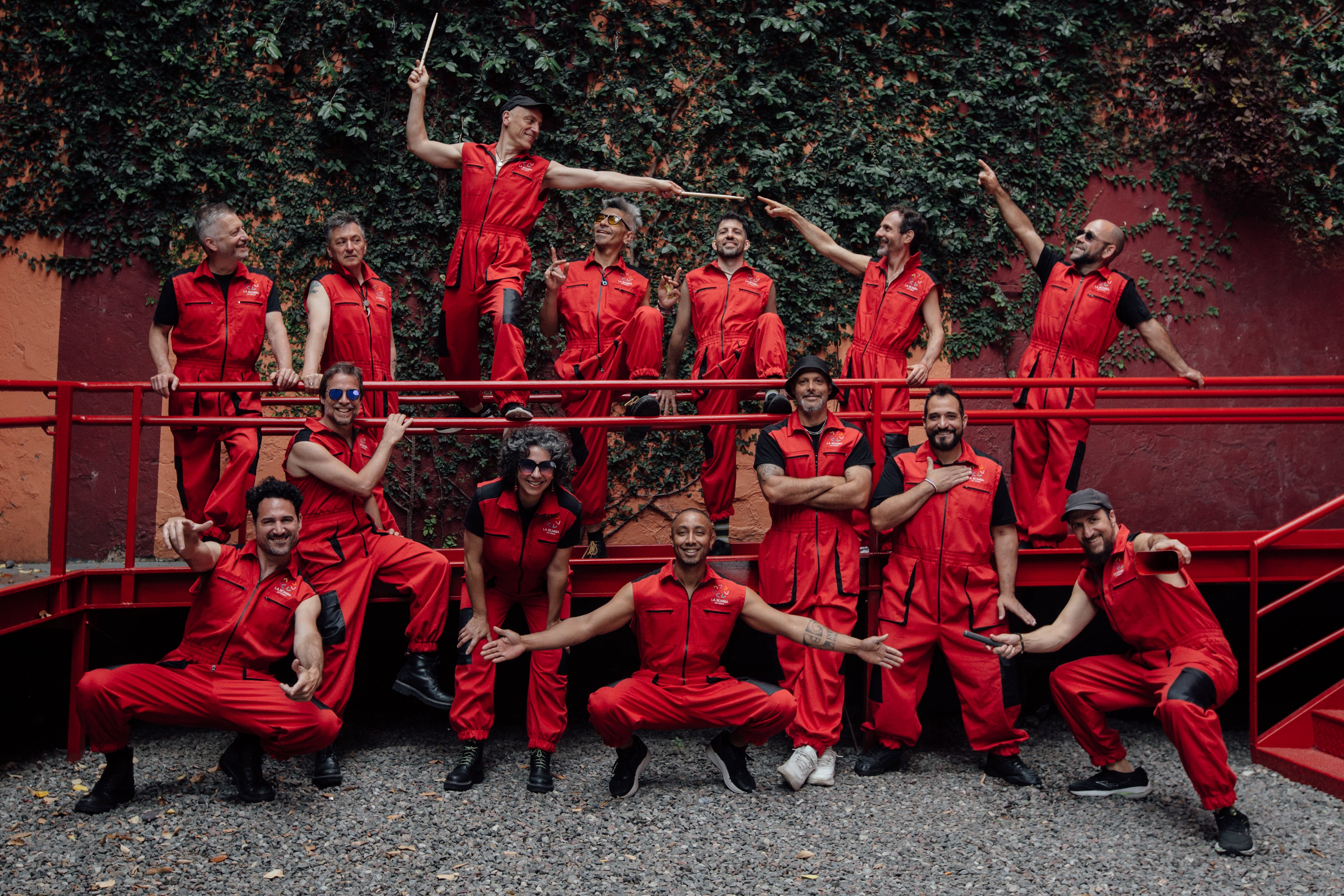 “Somos especialistas en hacer bailar”: La Bomba de Tiempo cumple 20 años con un ritual que es ícono de la noche porteña