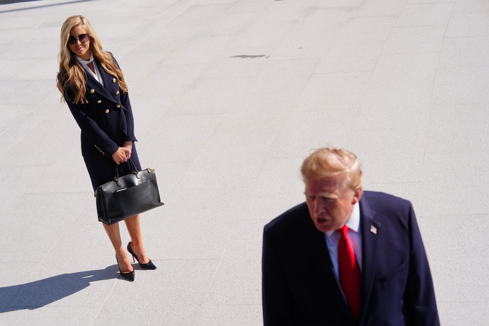 El presidente Donald Trump habla con los periodistas mientras camina para abordar el helicóptero presidencial Marine One en el jardín sur de la Casa Blanca