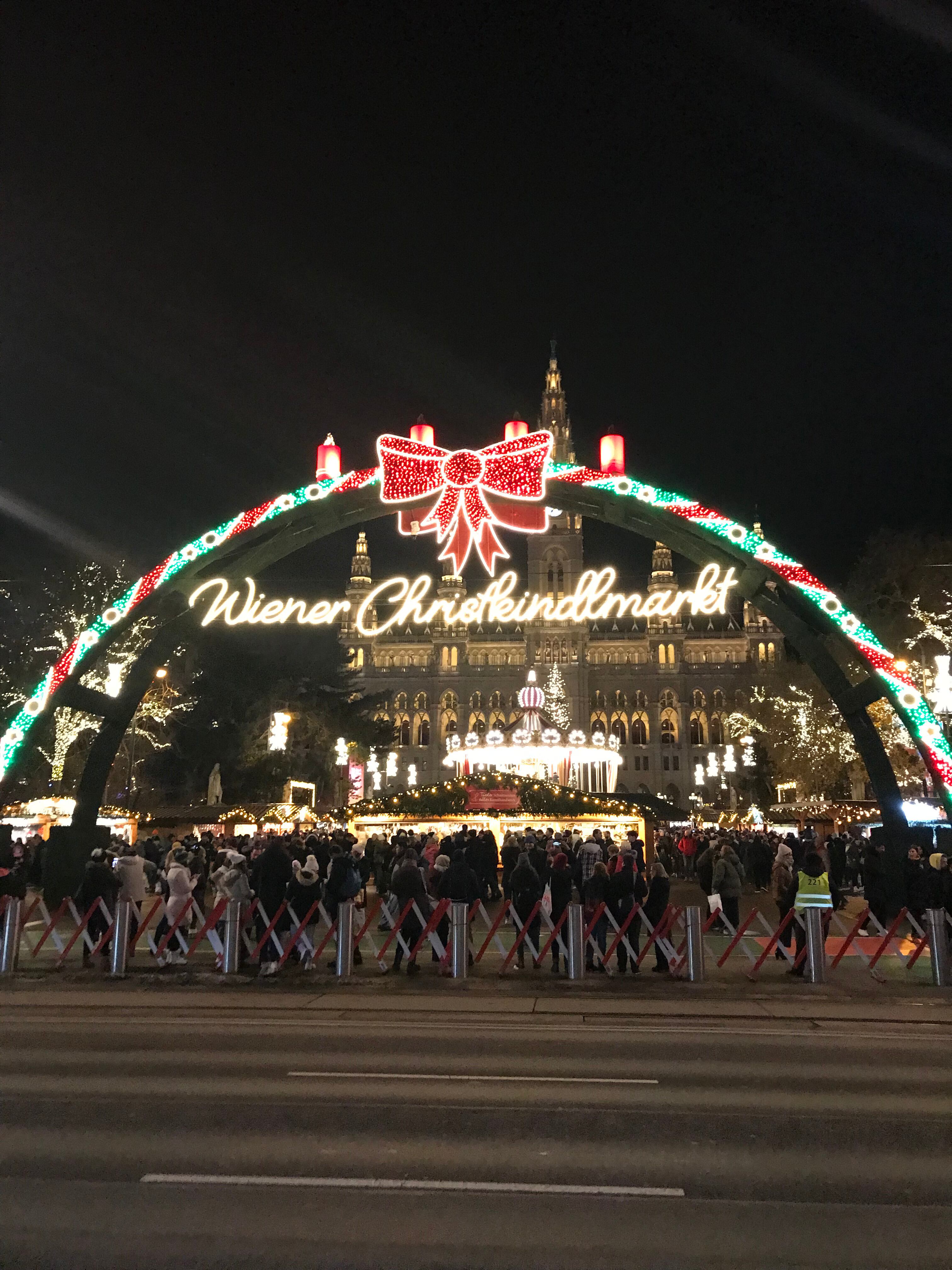 Christkindlmarkt Rathausplatz, el más grande y popular, donde el alcalde realiza cada año la ceremonia del encendido de las luces.