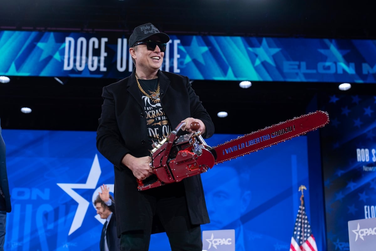 Elon Musk en la Conferencia Política de Acción Conservadora (CPAC), en febrero de 2025, con la motosierra que le obsequió Milei
