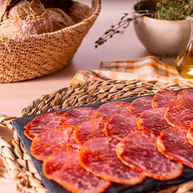 El lomo ibérico o lomo embuchado se compone de un 50% de proteínas y un 20% de grasas