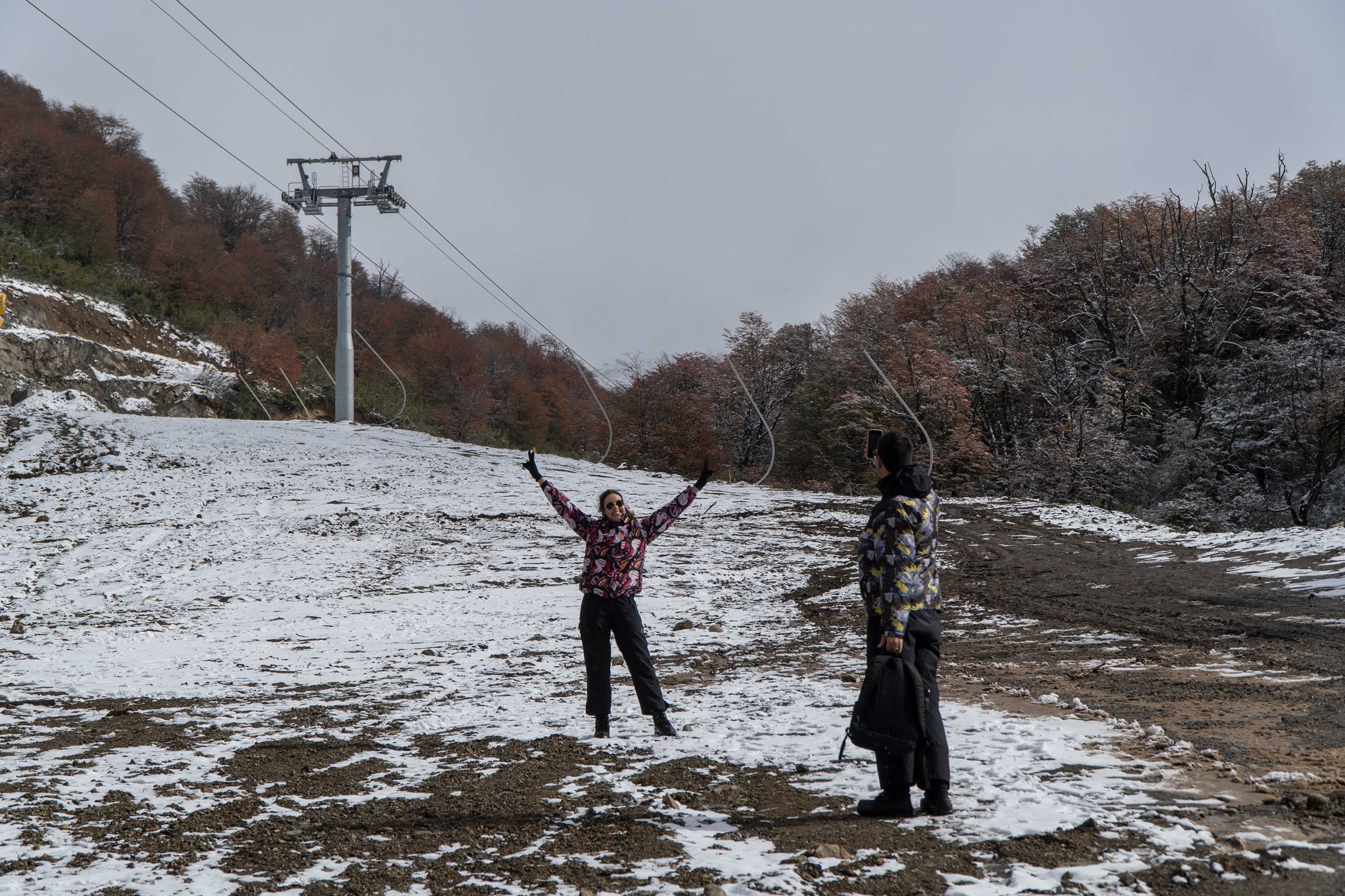 “Se recibe con felicidad”: en Bariloche, se adelantaron las primeras nevadas y ya hay expectativas por la temporada de esquí