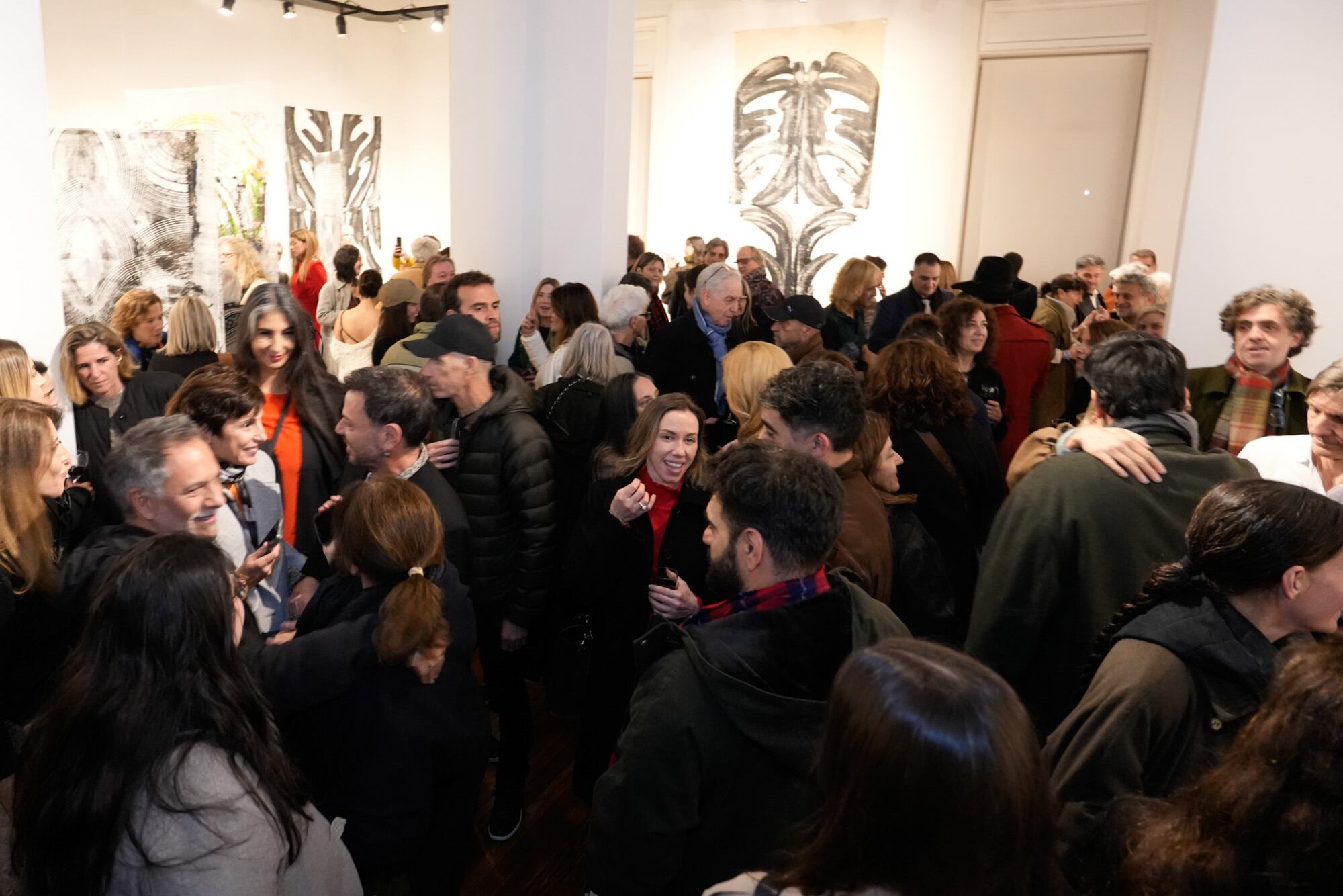 La galería, a sala llena, durante la exitosa inauguración.