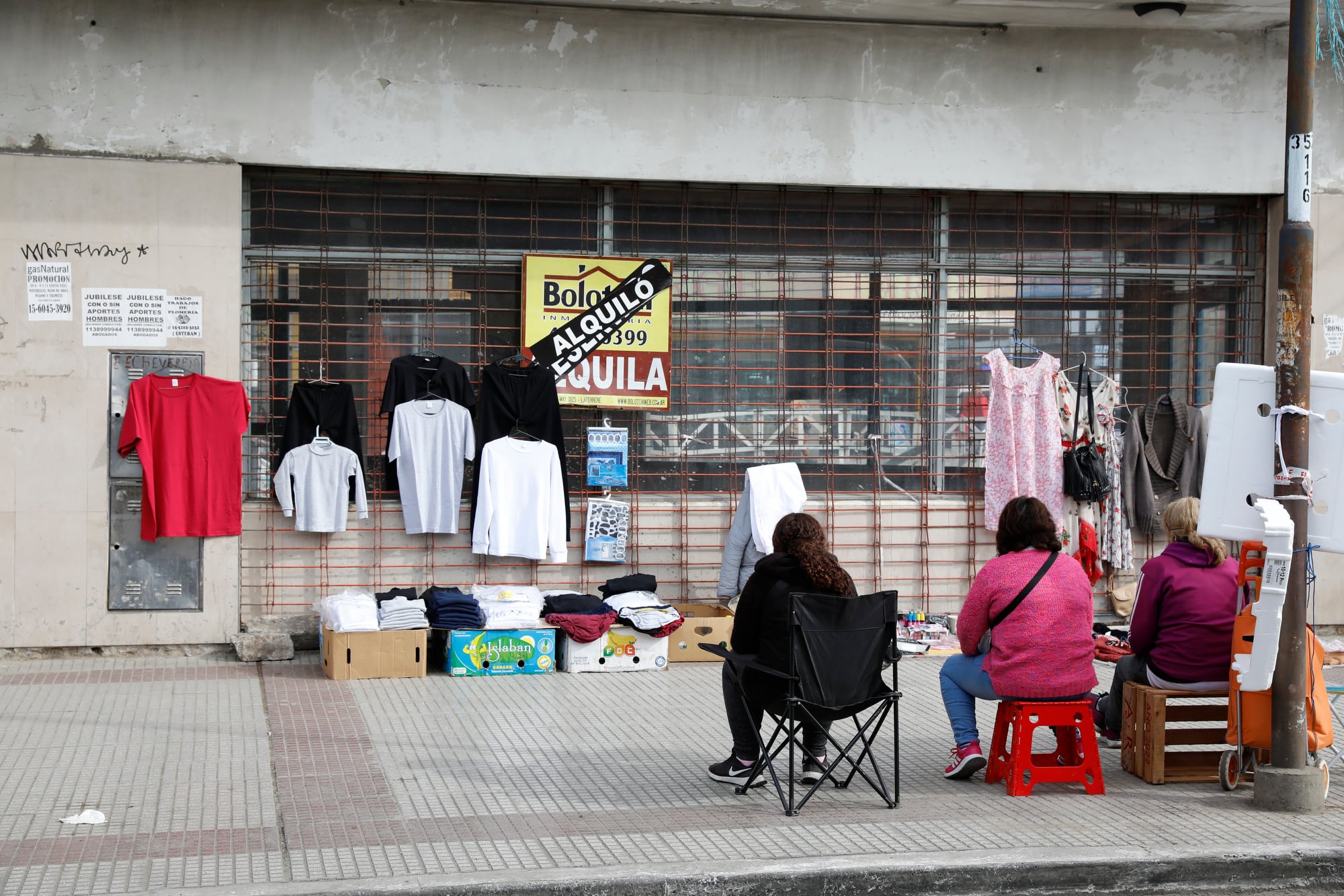 Vendedores ambulantes en Laferrere, hoy impactados por la situación económica, pero también expuestos a la nueva oleada tecnológica