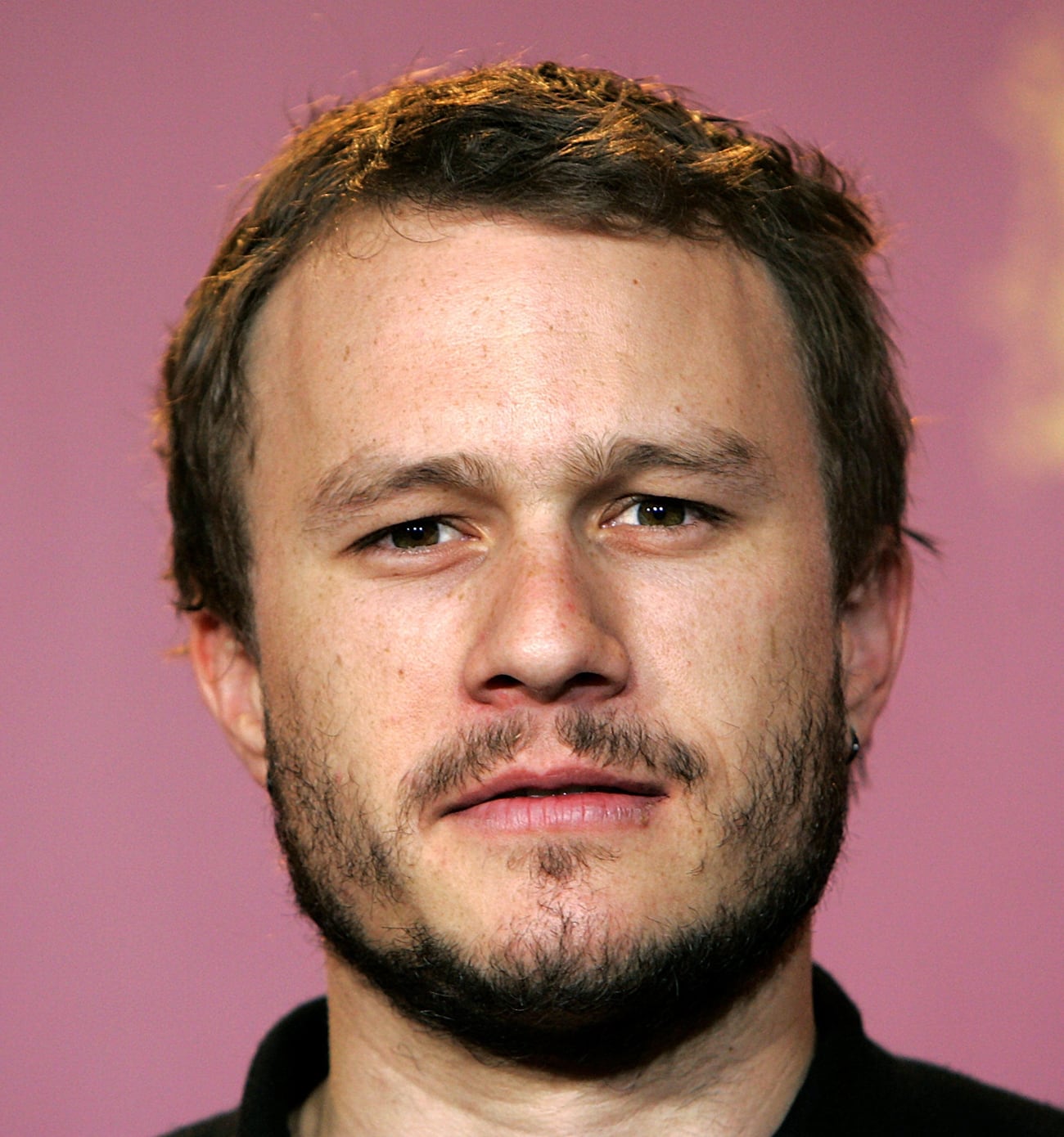 El actor australiano tenía 28 años cuando fue encontrado muerto por una sobredosis accidental de atidepresivos y pastillas para dormir