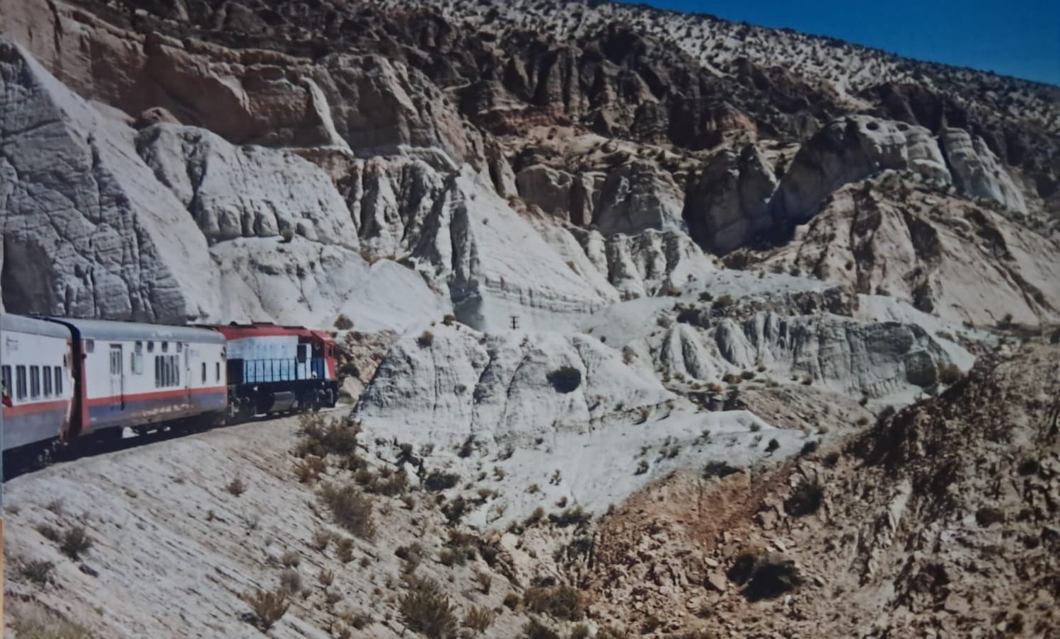 Durante el recorrido del tren, parece que la montaña o un precipicio cortan la vía