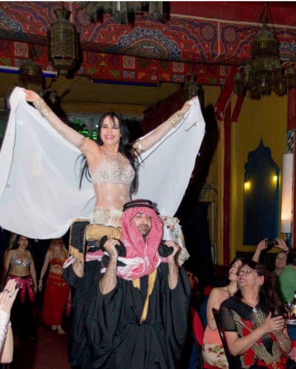 Fairuz trabajó durante 17 años en el restaurante Shark como bailarina, hasta que abrió su propio local gastronómico. En 1986 inauguró su academia de baile