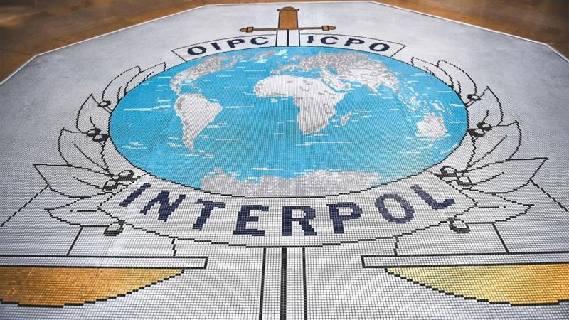 La fiscalía solicitó la emisión de una notificación azul de Interpol sobre la madre de la niña