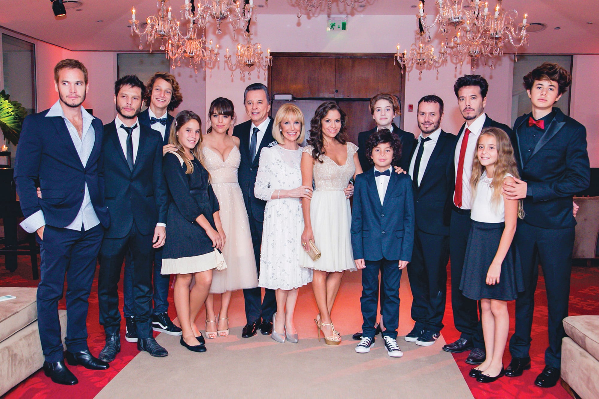 La familia en pleno en la celebración de las bodas de oro. De izquierda a derecha: Emanuel, Luis, Bautista e India (hijos de Emanuel y Ana Paula Dutil), Rosario, Ramón, Evangelina, Julieta, Benito (hijo de Julieta e Iván Noble), Paloma (hija de Sebastián y Guillermina Valdes), Martín, Sebastián, Dante y Helena (también hijos de Sebastián y Guillermina)
