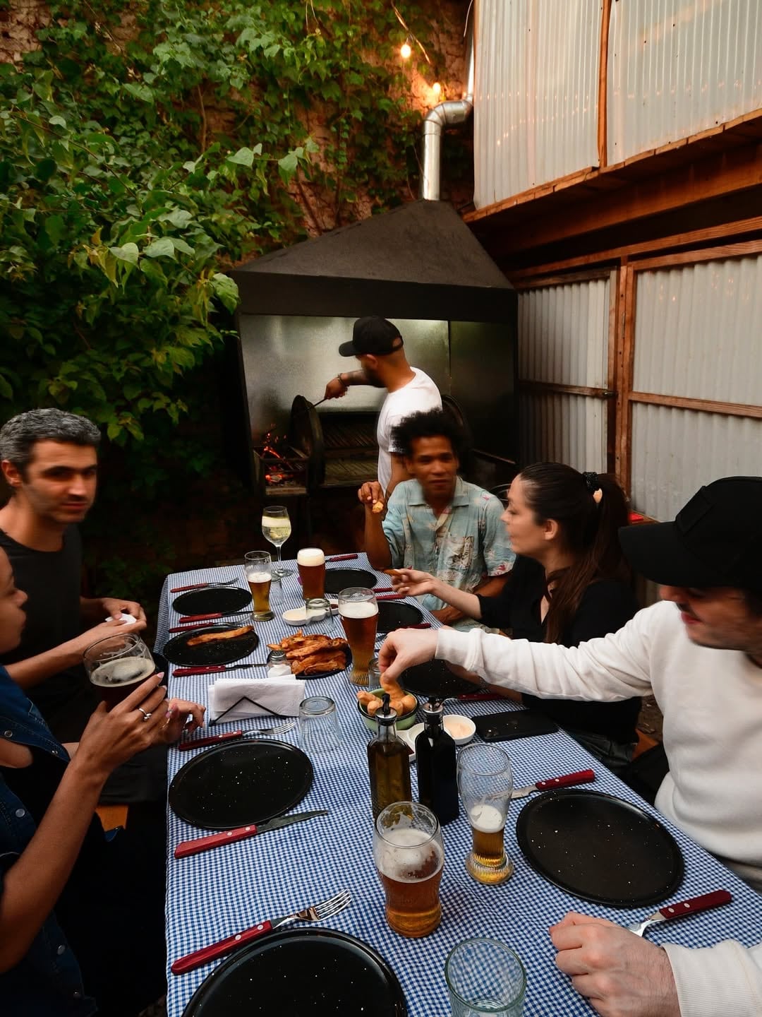 Aunque ambas parrillas tienen el mismo tamaño, los sectores están pensados para distintos grupos: uno funciona como una mesa larga para hasta 24 personas y el otro para 20, con posibilidad de ampliarse a 24 y 30 invitados respectivamente