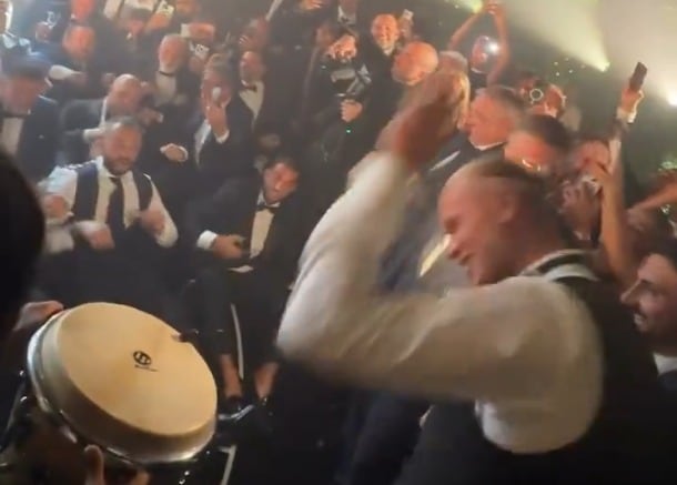 Haaland fue al casamiento de un compañero del City: el video del remo vikingo en traje
