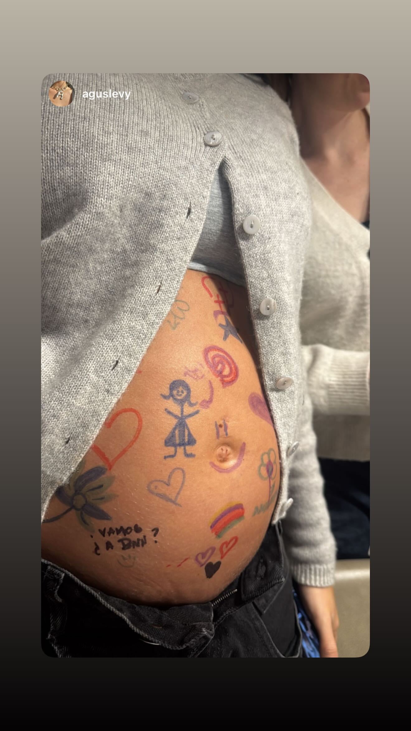 Las tías pintaron la panza de Oriana con marcadores de colores (Foto: Instagram @orianasabatini)