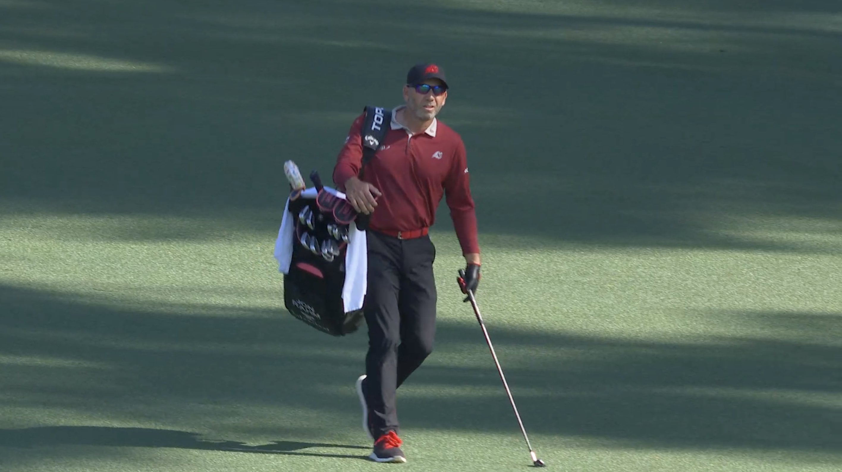 Después del incidente, García optó por cargar la bolsa de palos de su compatriota Jon Rahm