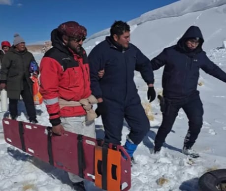 Uno de los mineros es socorrido por el equipo de rescate