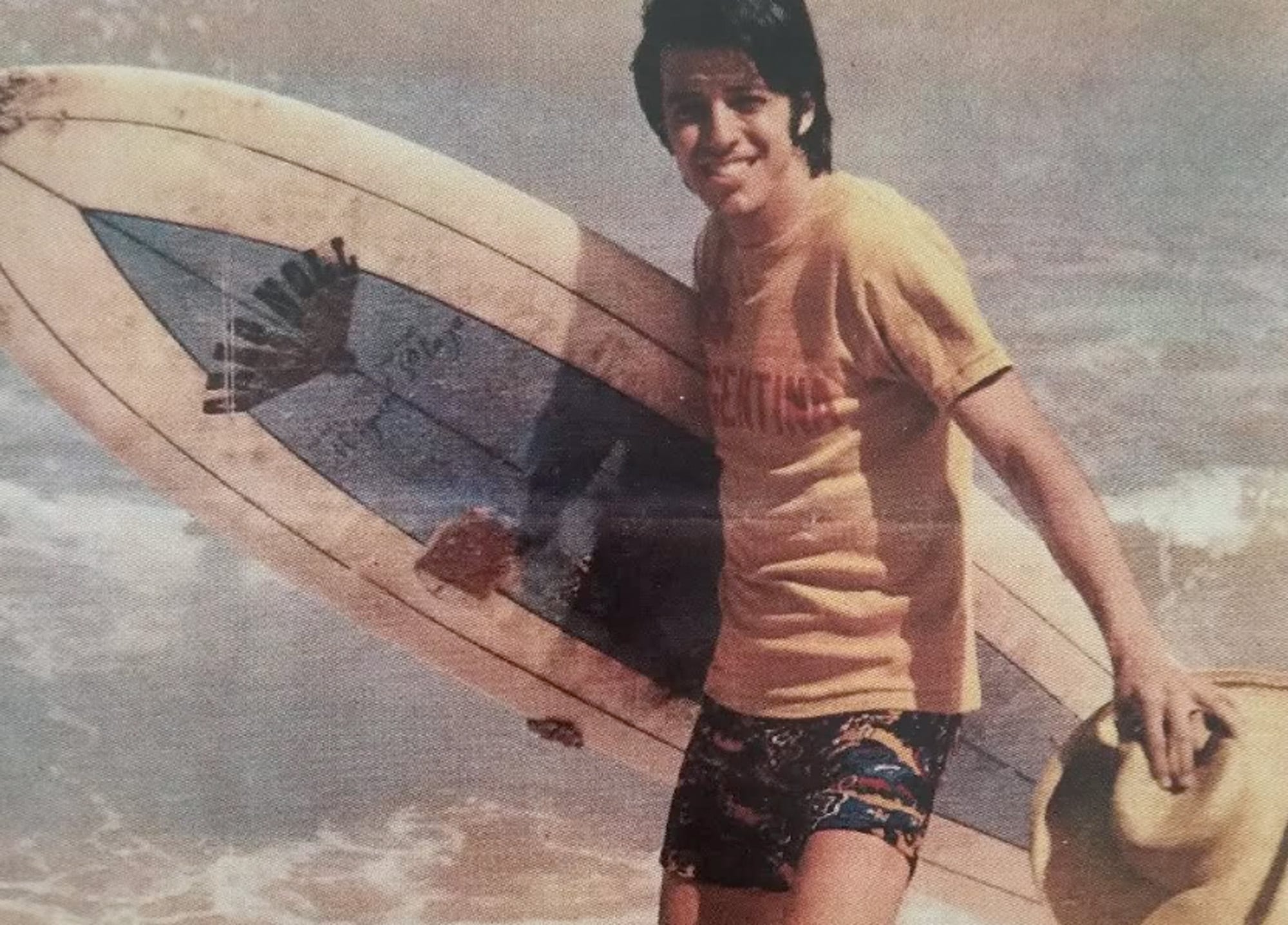 “Salvo en el fútbol, que siempre fui muy patadura, he jugado al béisbol, al golf, al tenis
y me encantaba el surf”, cuenta él. Acá, en una
foto de 1970 tomada en las playas de Mar del
Plata, donde cantó por décadas