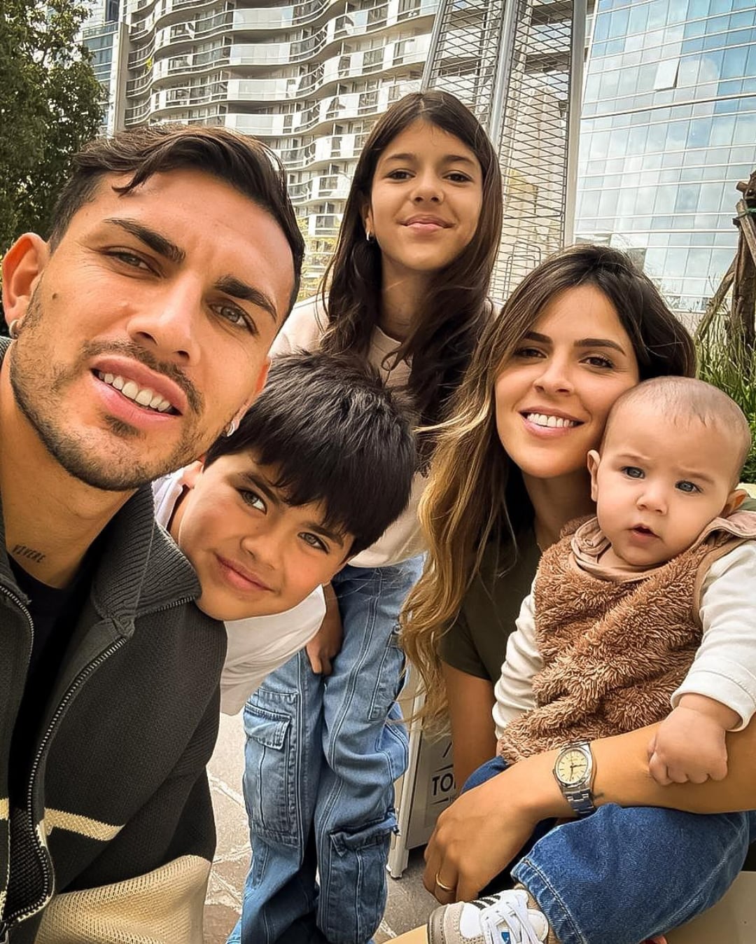 Leandro Paredes y Camila Galantes se pusieron de novios en la adolescencia; tienen tres hijos juntos, Victoria, Giovani y Lautaro