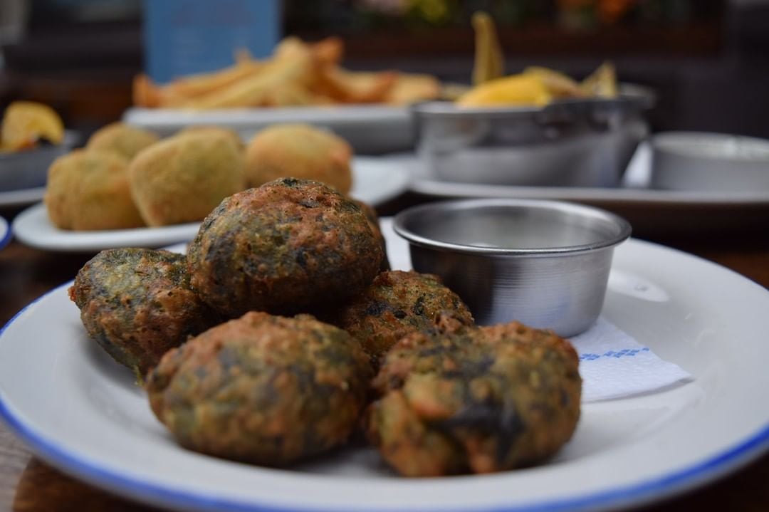 Buñuelos de acelga con emulsión de ajo de Los Galgos.