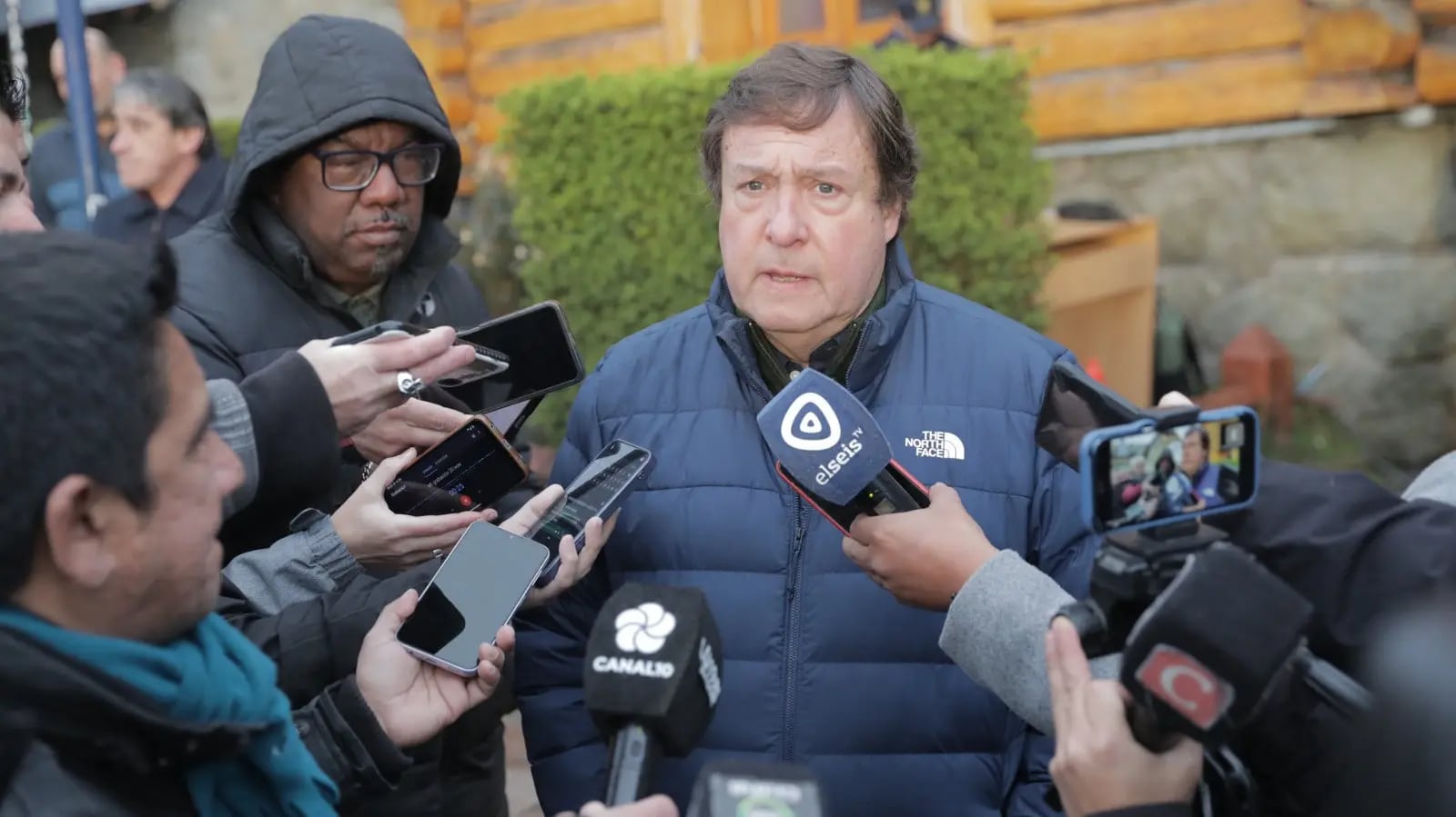 El gobernador Alberto Weretilneck, durante una conferencia de prensa en Bariloche