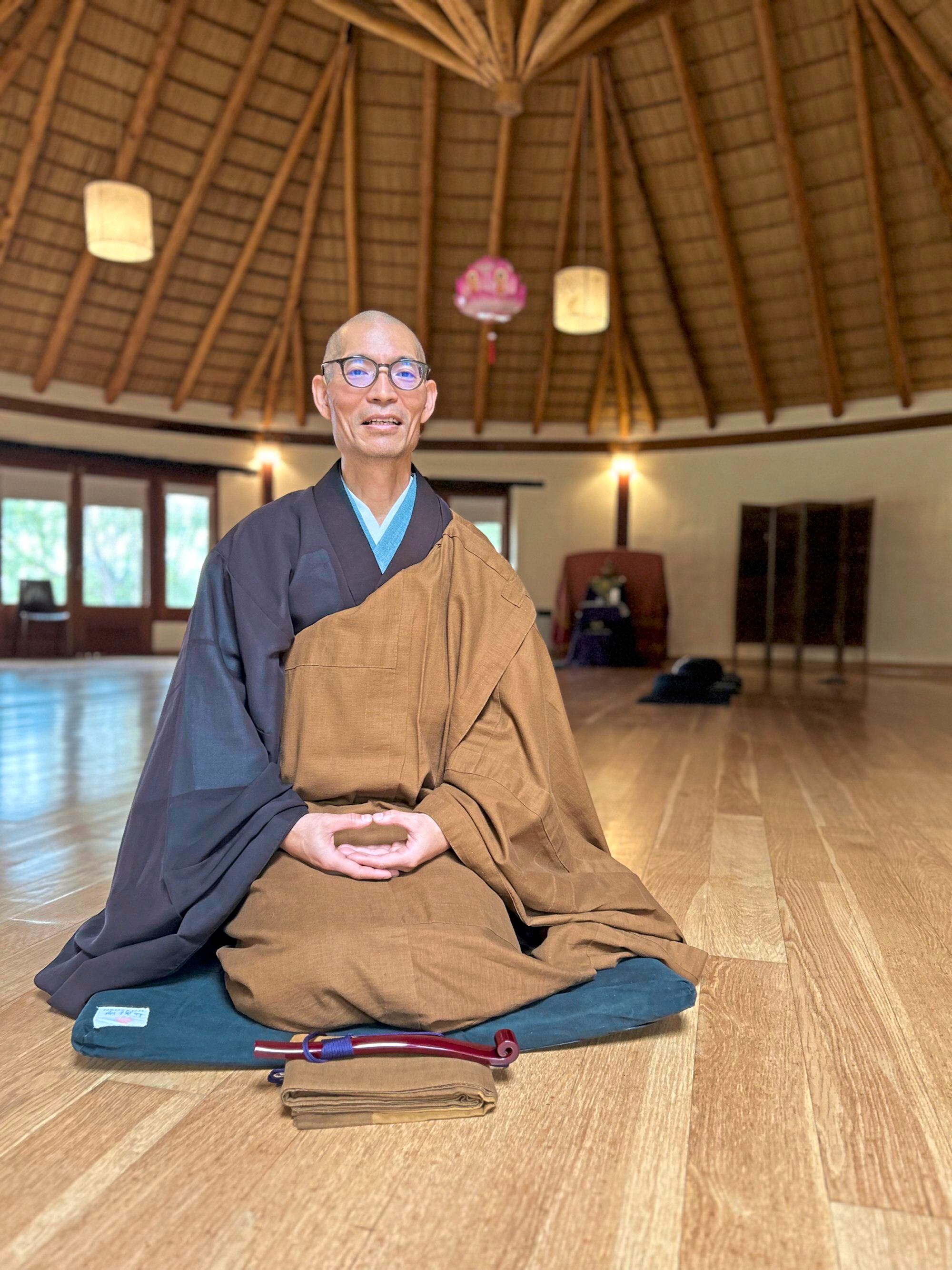 Senpo Oshiro comenzó sus primeras prácticas de meditación en el Dojo Zen del Jardín Japonés, en Buenos Aires, en 1987