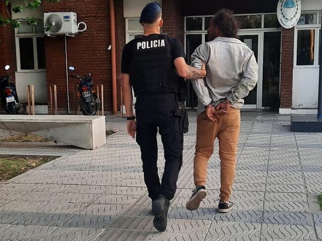 Escándalo a plena luz: una pareja fue sorprendida intimando en la calle y terminó detenida por la policía