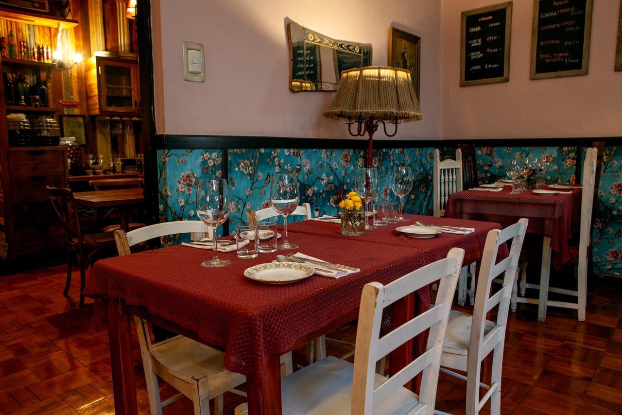 El colorido salón de la Pulpería Santa Elvira