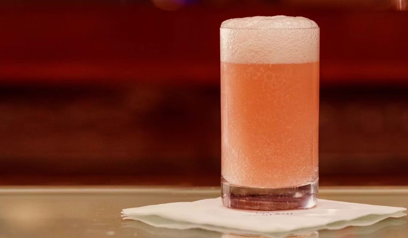 El Bellini, creado por Giuseppe Cipriani en Harry’s Bar en 1948, mezcla puré de duraznos blancos y Prosecco